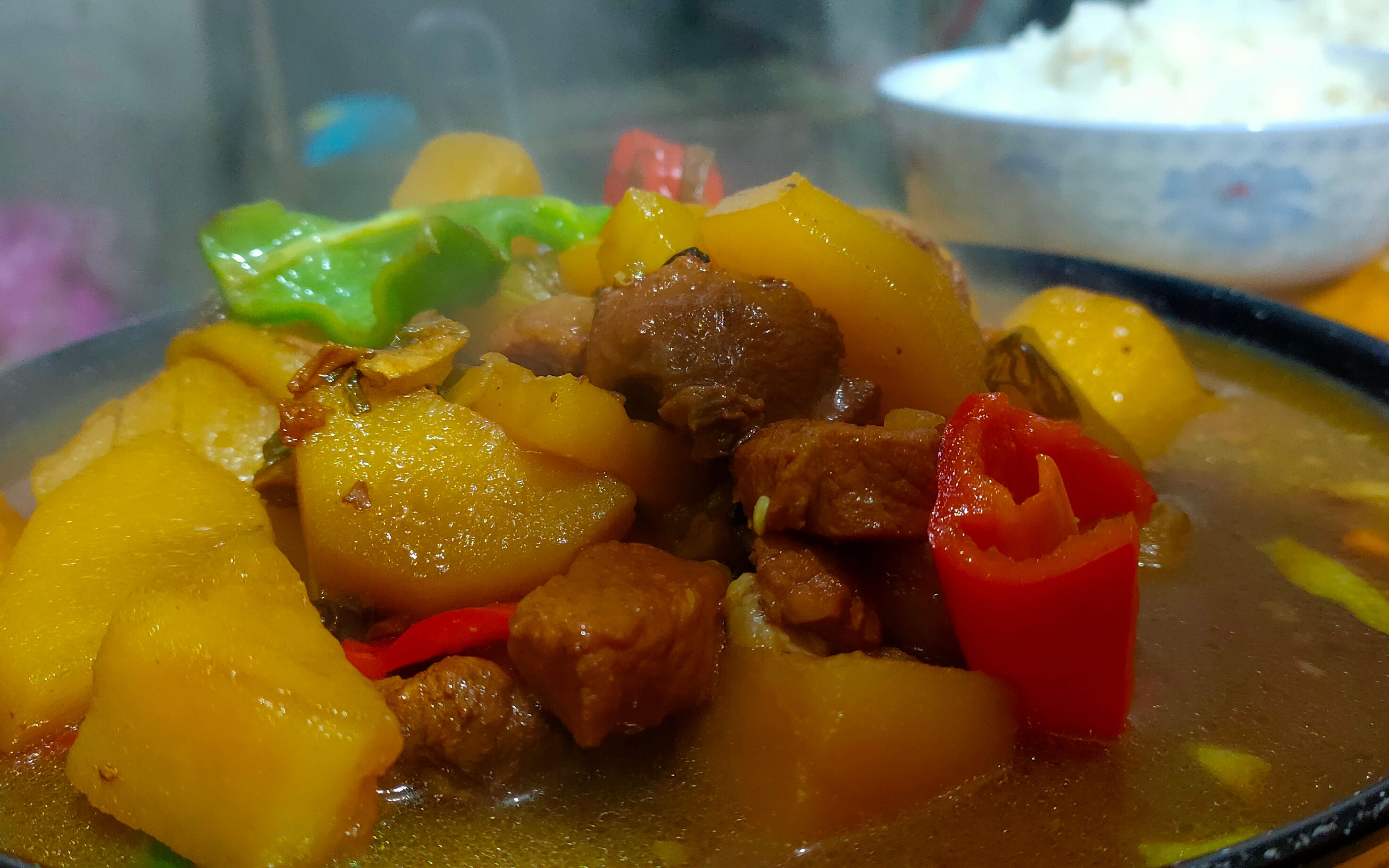 猪肉炖土豆配上热腾腾的大米饭真的香啊这么好吃的菜必须分享给大家