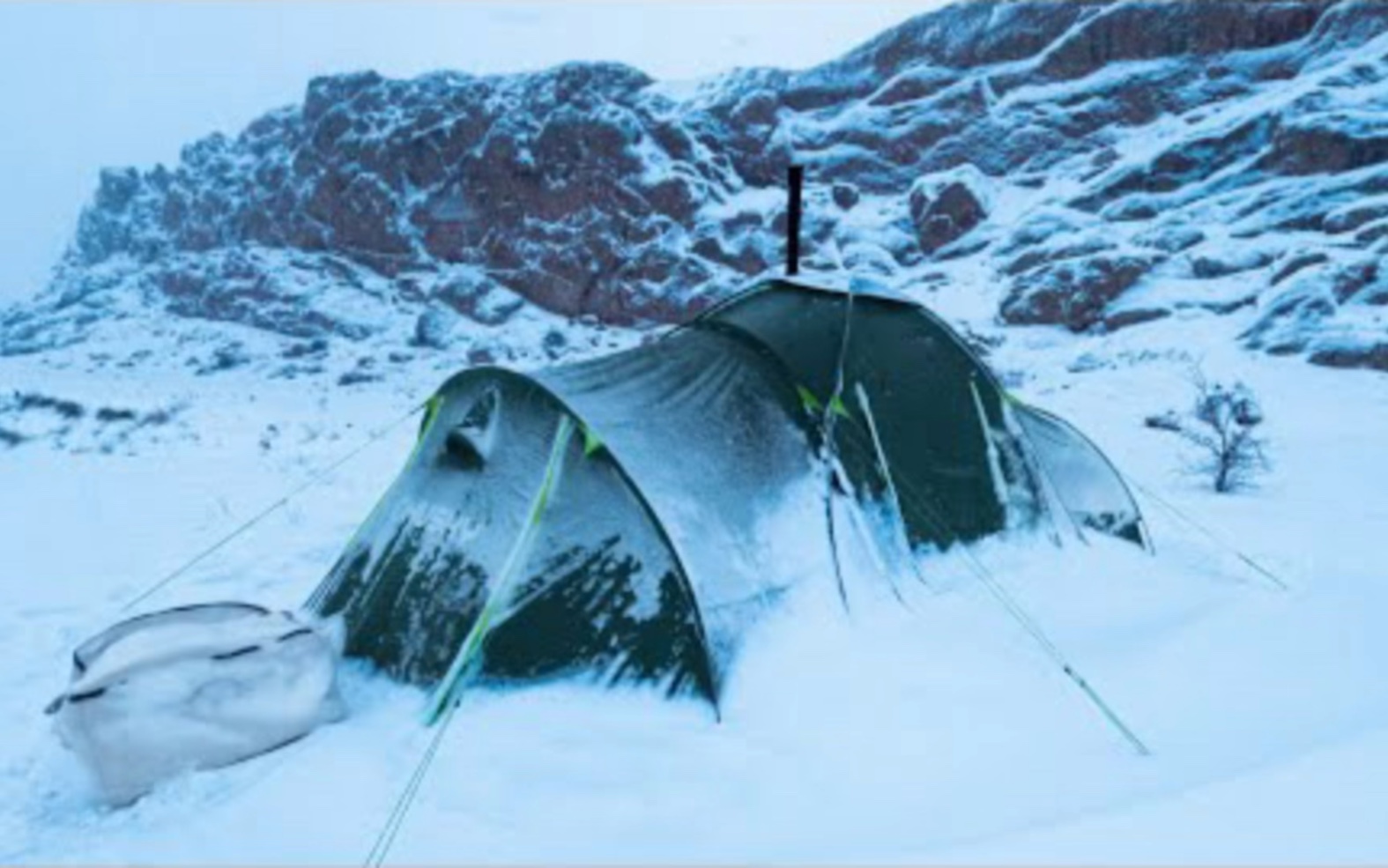 [图]户外达人大雪里搭设温暖的帐篷，冬季露营，烹饪美食