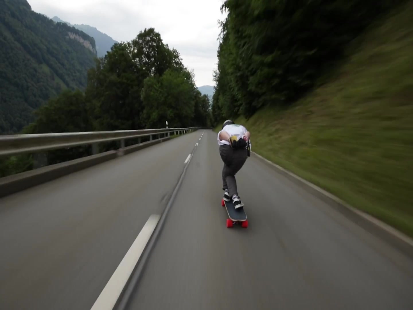 滑板山坡极限速降,最高速度达到112km/h,肾上腺都要破体而出了!