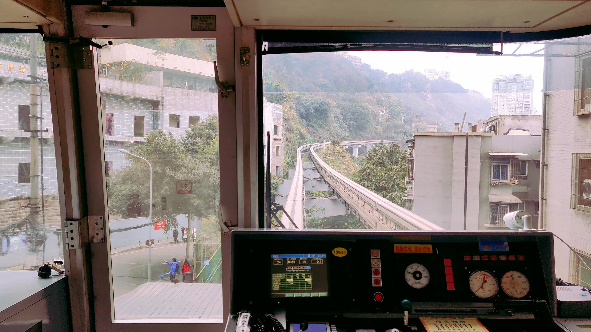 重庆轻轨交通佛图关李子坝驾驶室视角轻轨穿楼