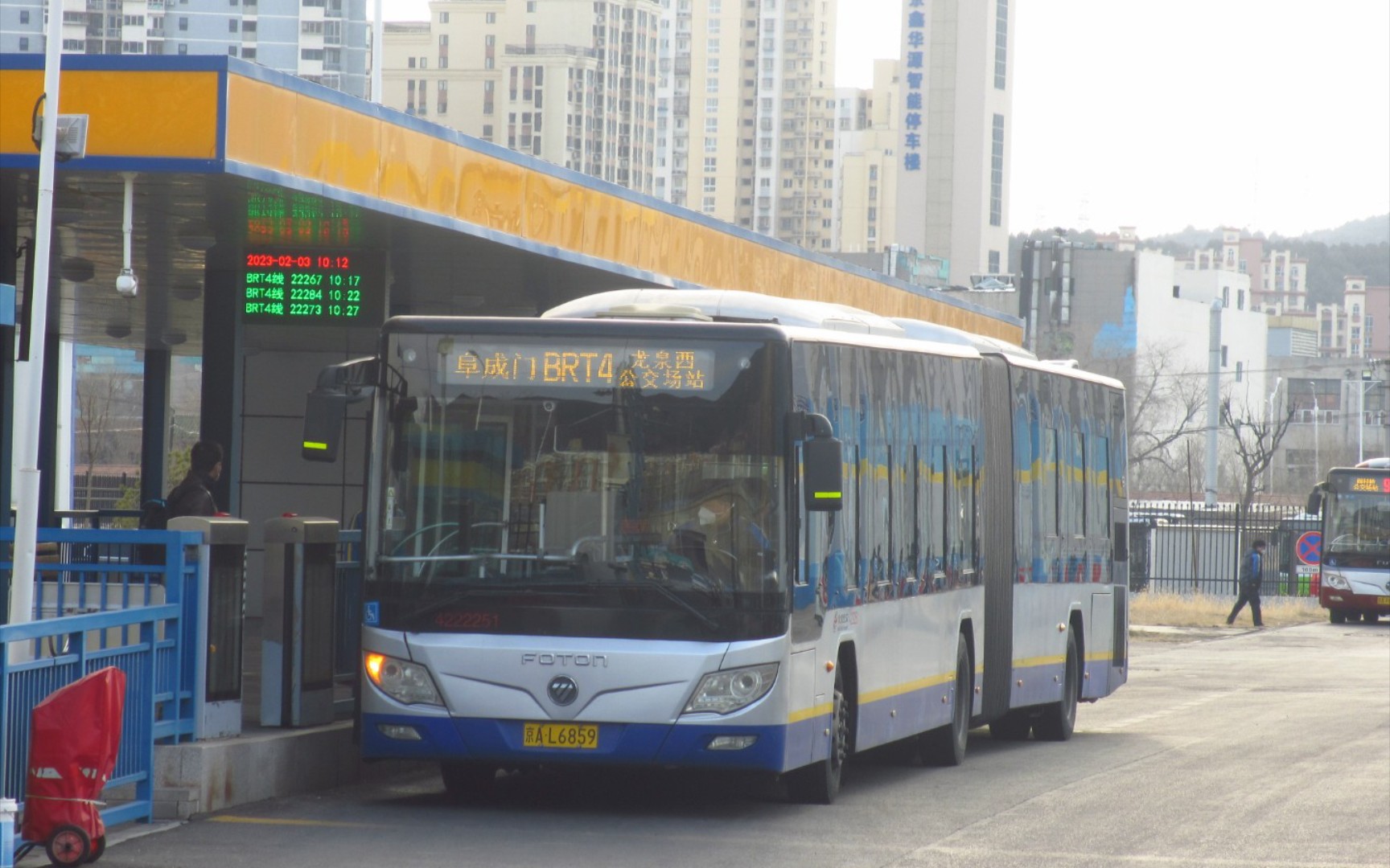 北京公交快速公交4线(brt4)bj6180c8ctd出站龙泉西公交场站