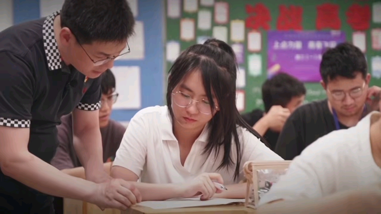 以歌声为赠礼，以小红花为勋章，宜兴全体校领导温情送别2026届高三学子