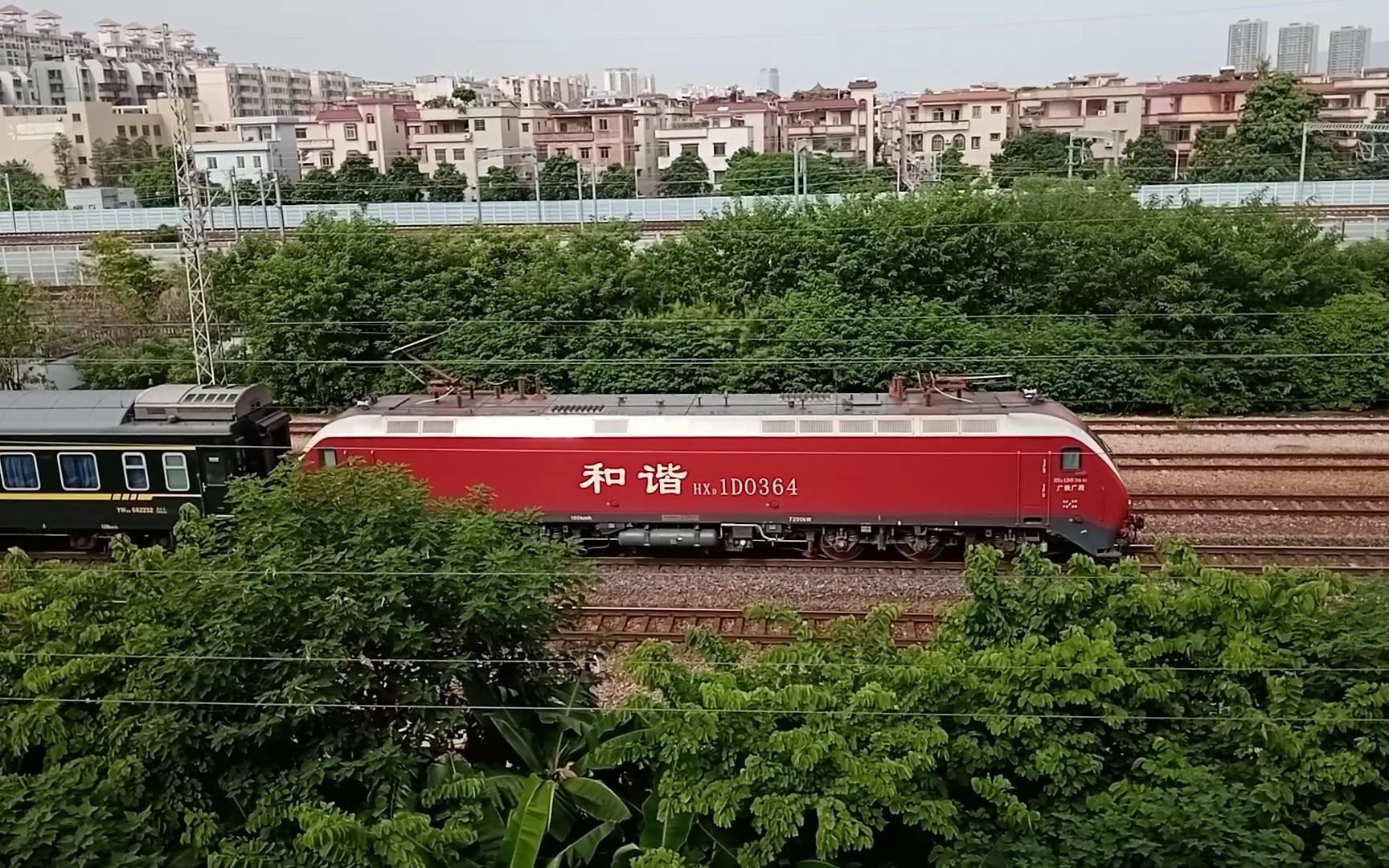 广铁广段hxd1d牵引k767次列车从广州北站通过
