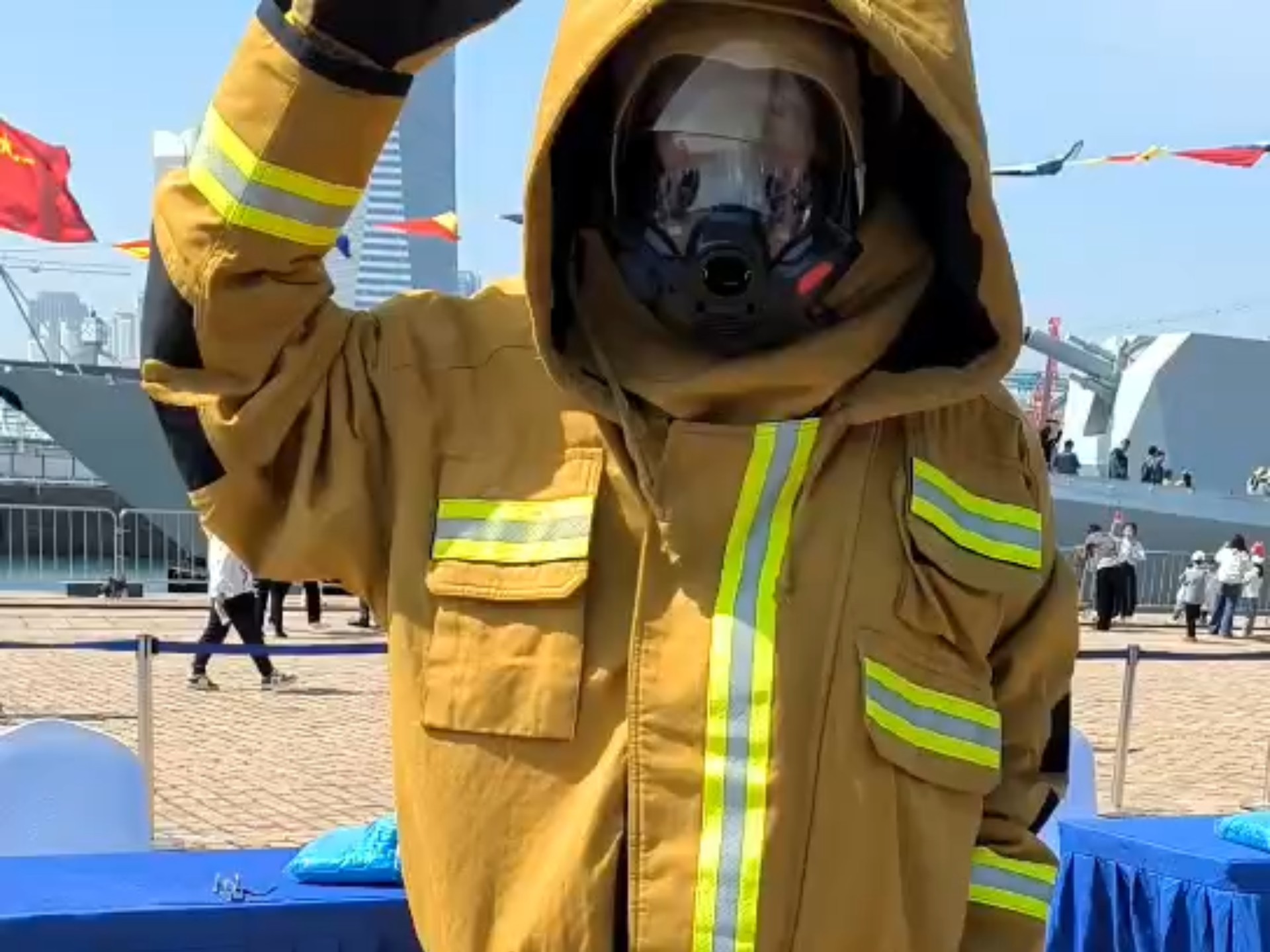 海军节穿戴式消防战斗服运动演示