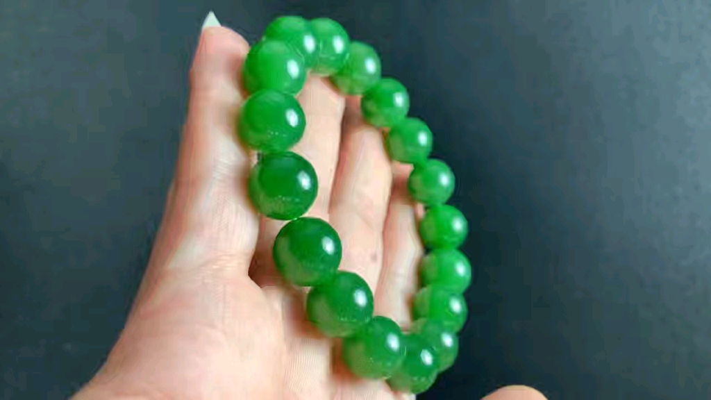 和田玉碧玉冰底菠菜绿手串 色泽均匀满绿 玉质细腻 油润有光泽 水头极