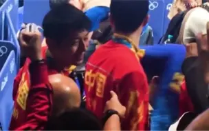 Скачать видео: 里约老外有多佩服张继科？赛后给张继科竖大拇指握拳，永远不要低估世人对英雄的审美