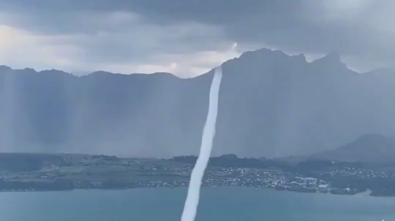 网友无意拍摄到"龙吸水"奇观,还拍到了收尾