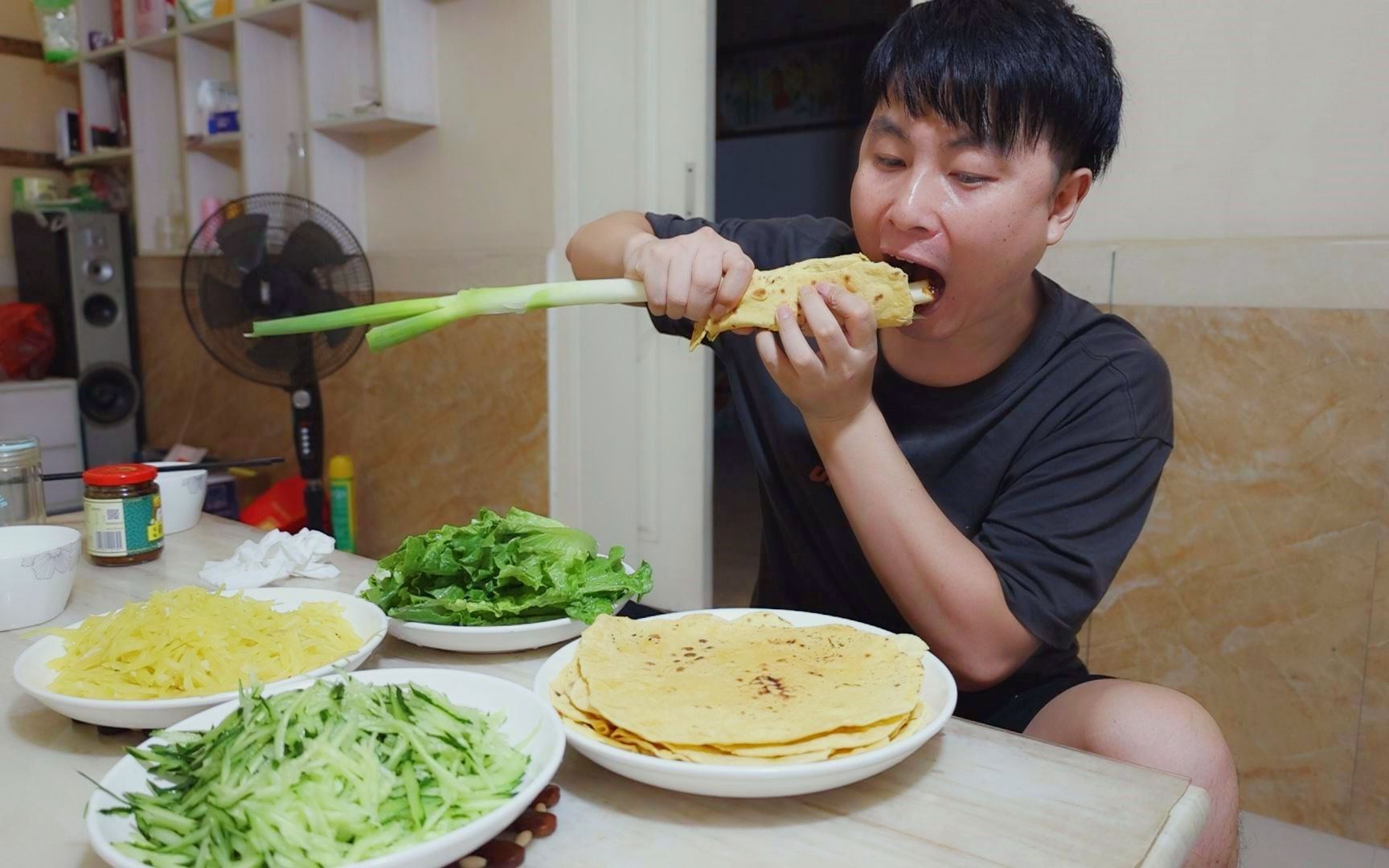 大饼卷葱配东北大酱,卷各种菜,馋了20年,今天终于吃到,美滋滋