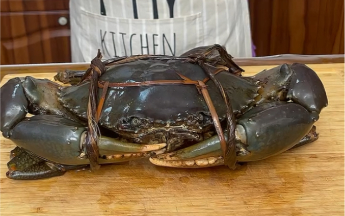 阿姨用4斤重的斯里兰卡大青蟹,制作美味肉蟹煲.