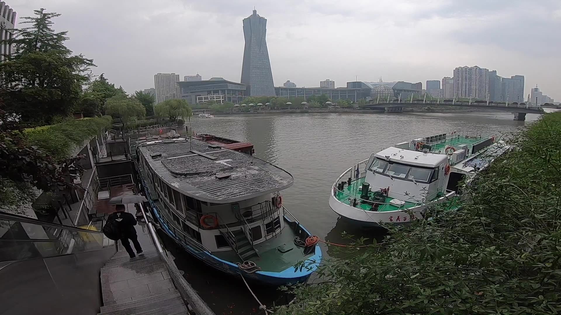 小伙参观武林门码头返回时受伤了幸亏命大