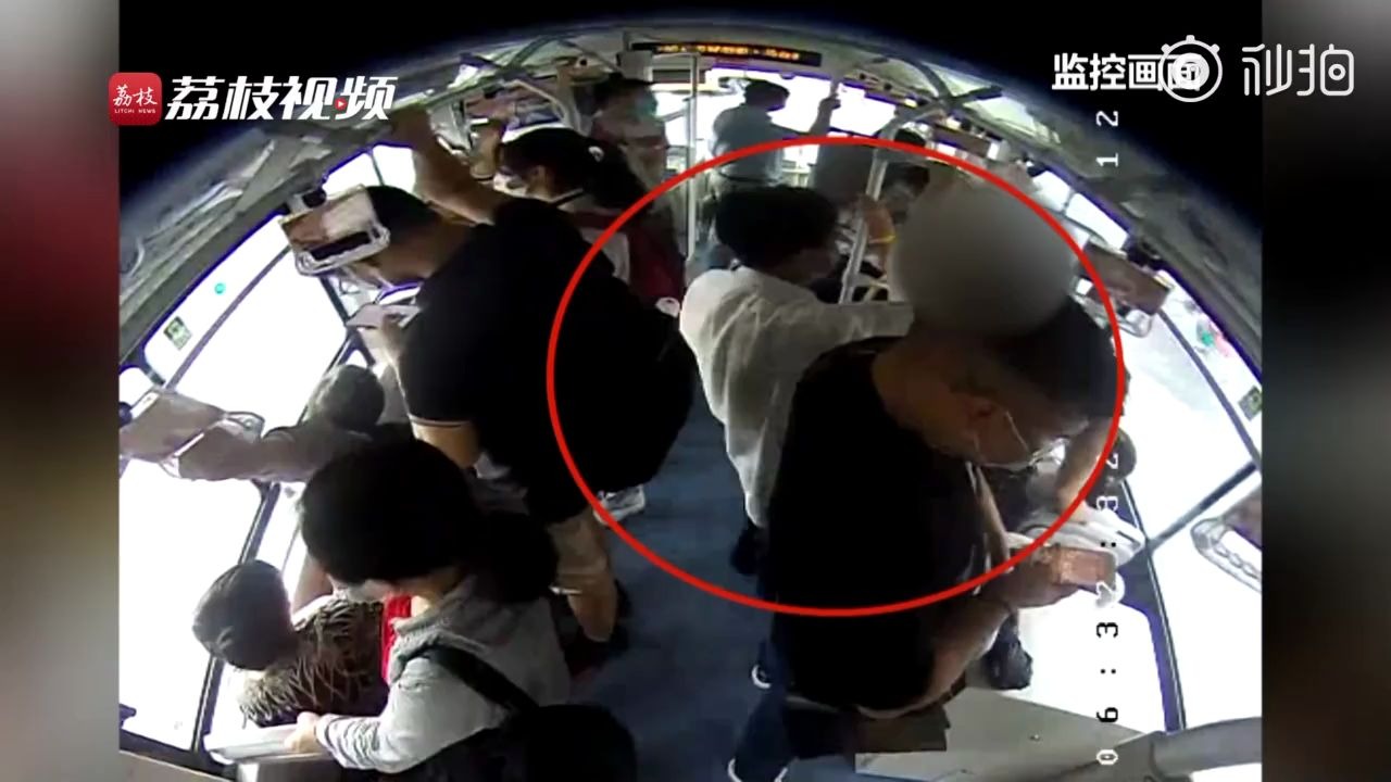 画面极度舒适!女高中生霸气制服公交咸猪手