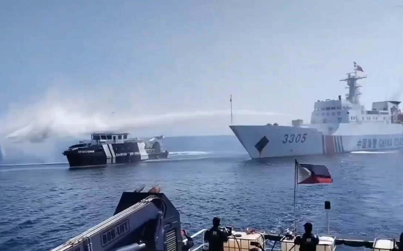 菲律宾船只侵闯我黄岩岛:中国海警果断出手,绝不惯着.