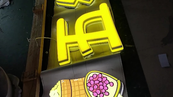 广告发光字,logo是uv材质,文字是亚克力板,中间侧面透光夹色,遮光灰