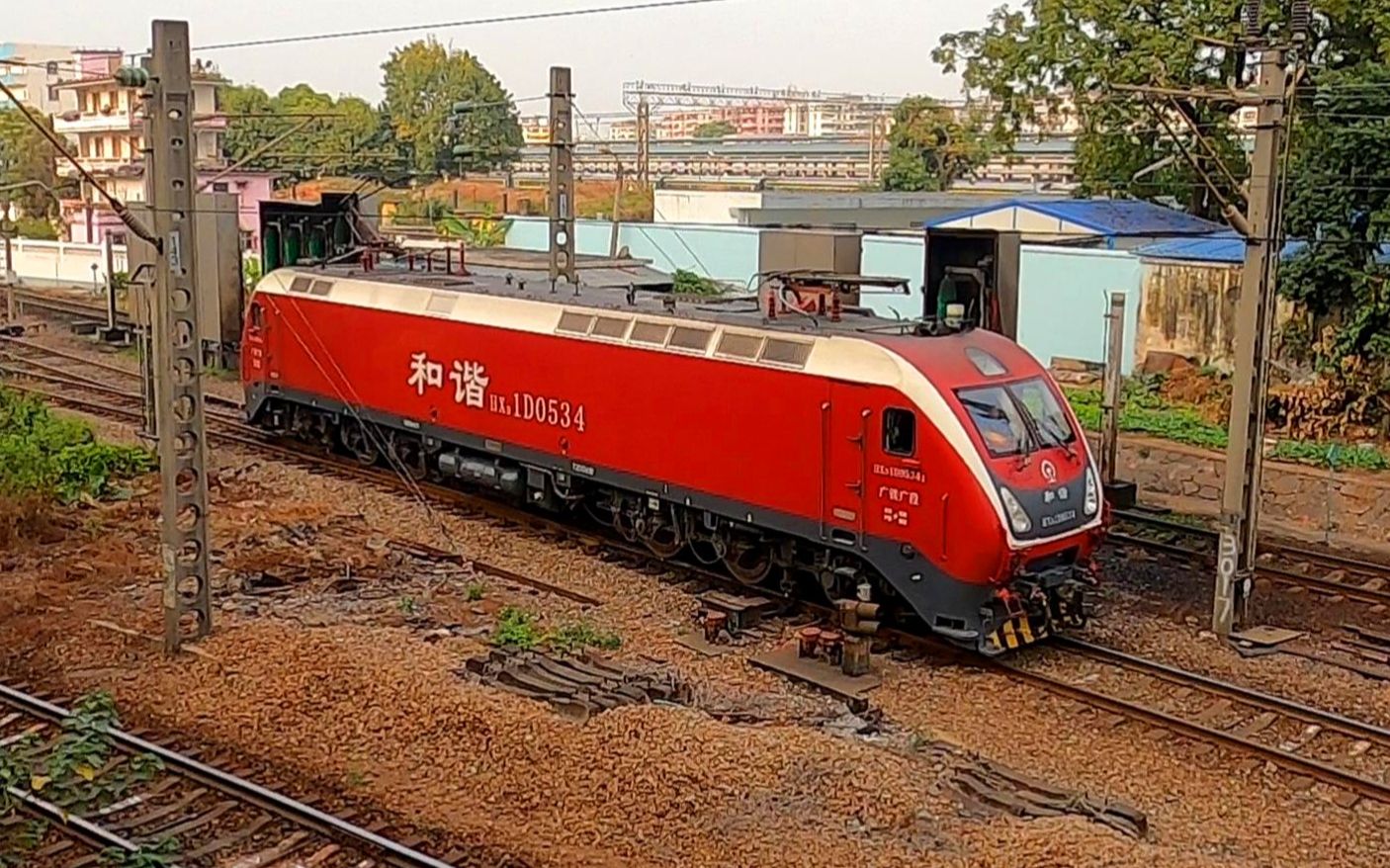广铁广段hxd1d 0534大红枣准高电力机车通过机务段出库线驶向广州站