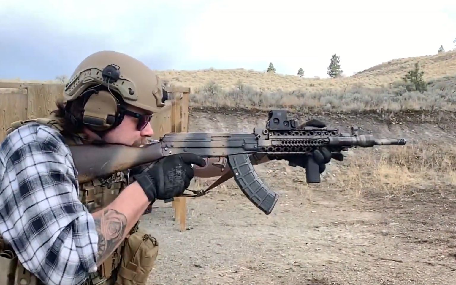 【单兵装备】- 现代化改装的81式自动步枪实弹射击