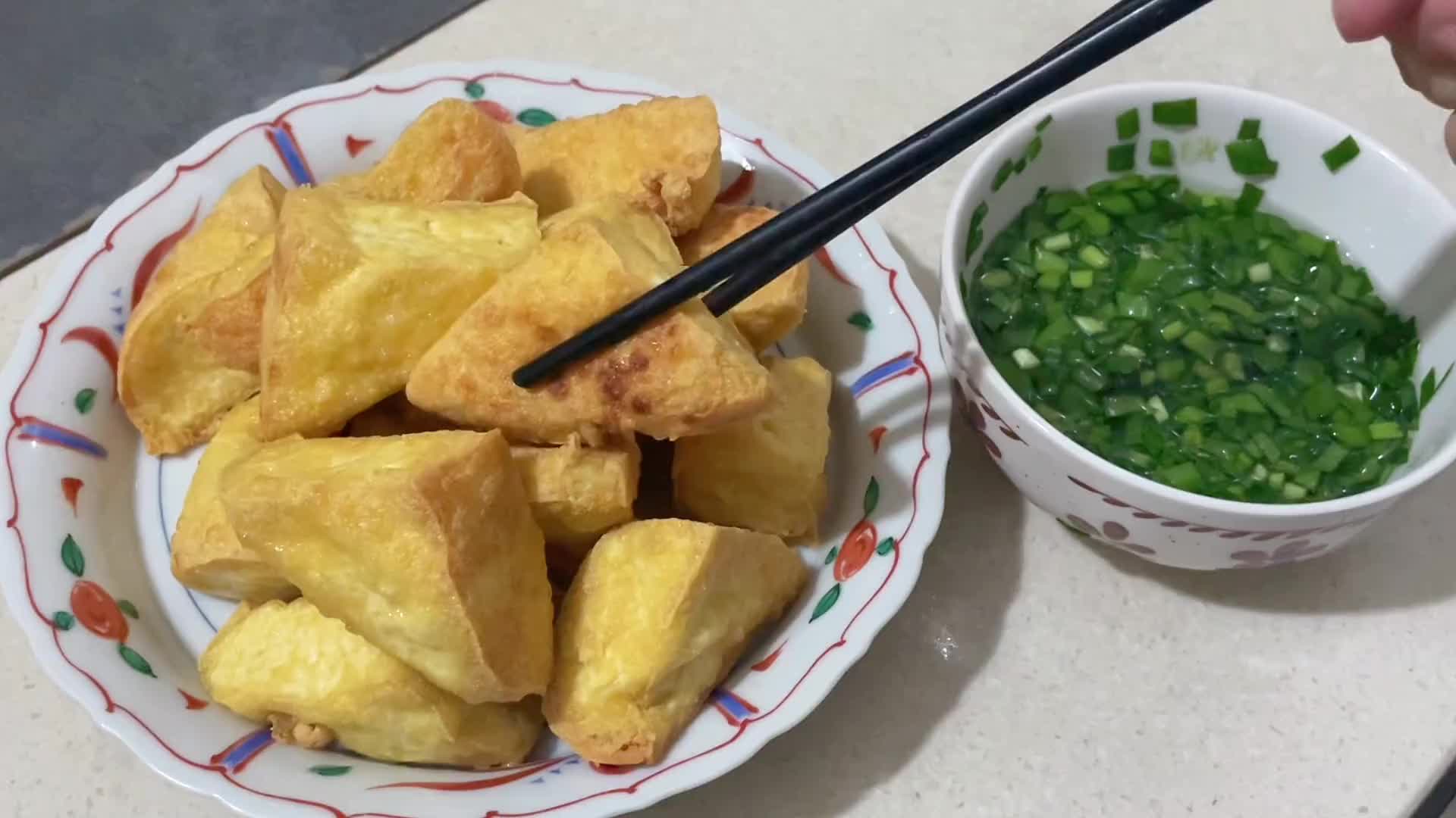 潮汕特色普宁豆干,炸的外酥里嫩,再配上必不可少的韭菜蘸水