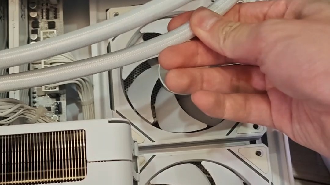 水冷管一根热一根冷,桌面待机70度以上,大概率水冷堵了