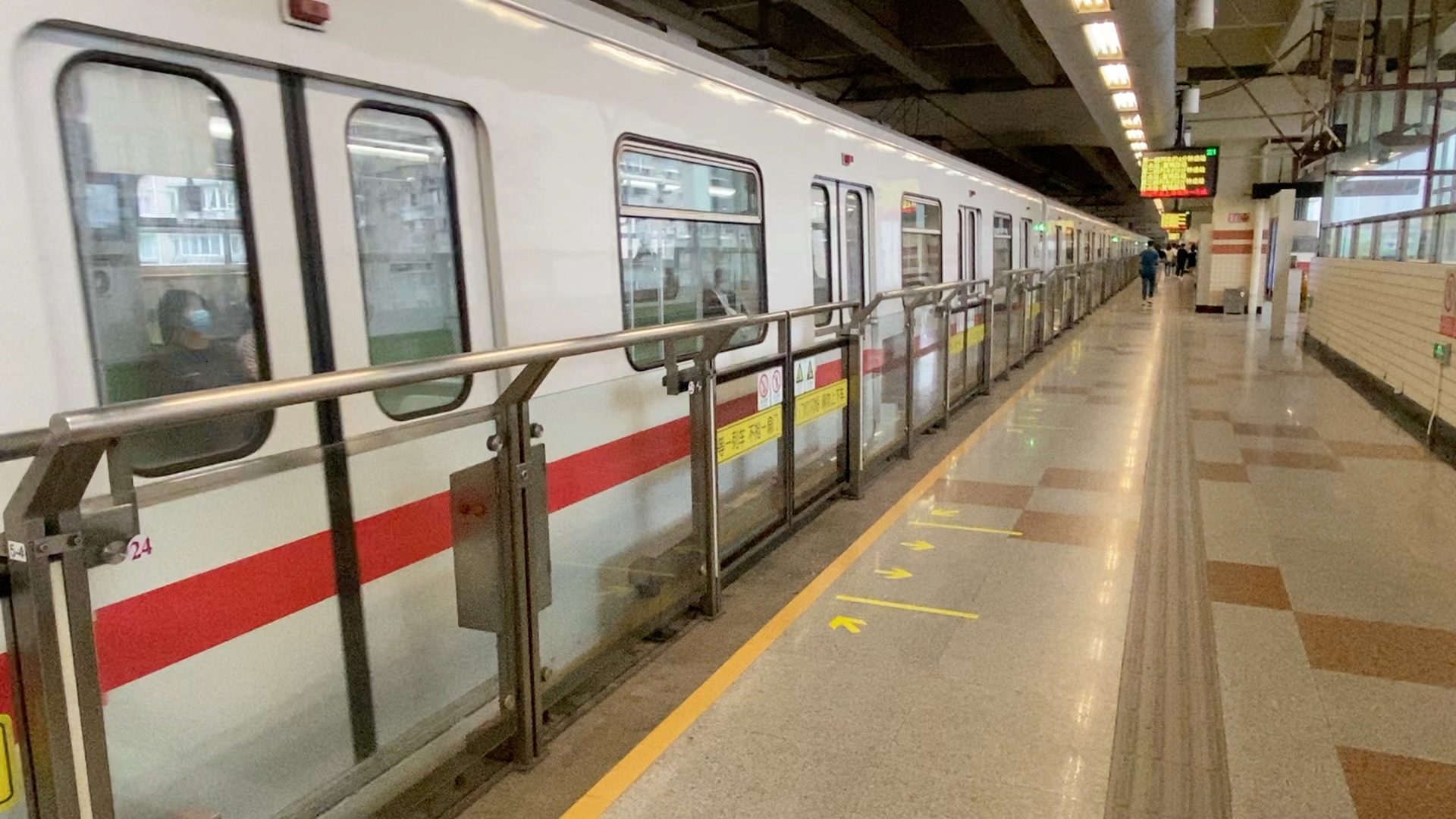 台风天老老八105共康路出站(当天拍摄)