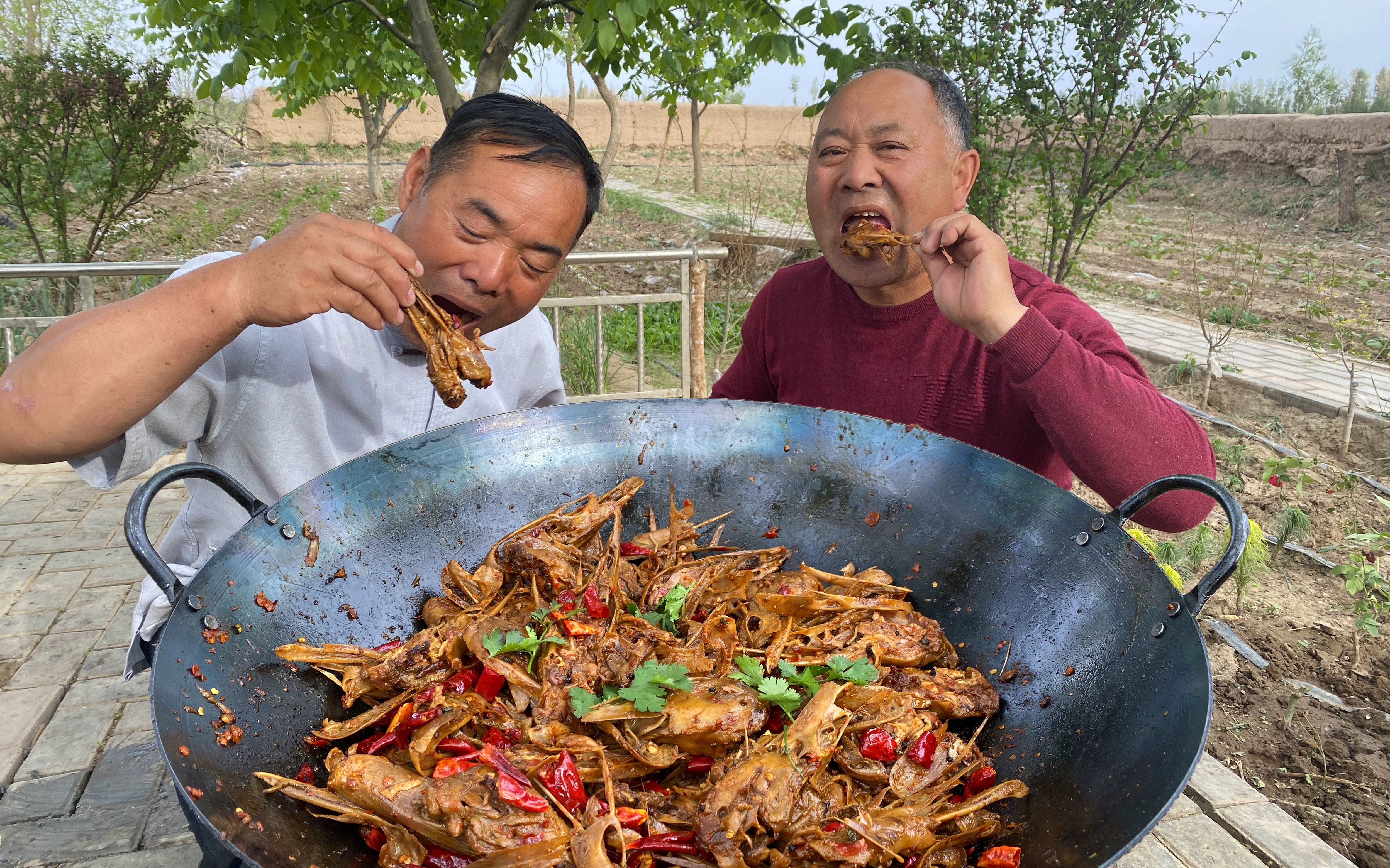 干锅鸭头!整了32个大鸭头,先卤后炒,农村哥俩当下酒菜,过瘾哔哩哔哩bilibili