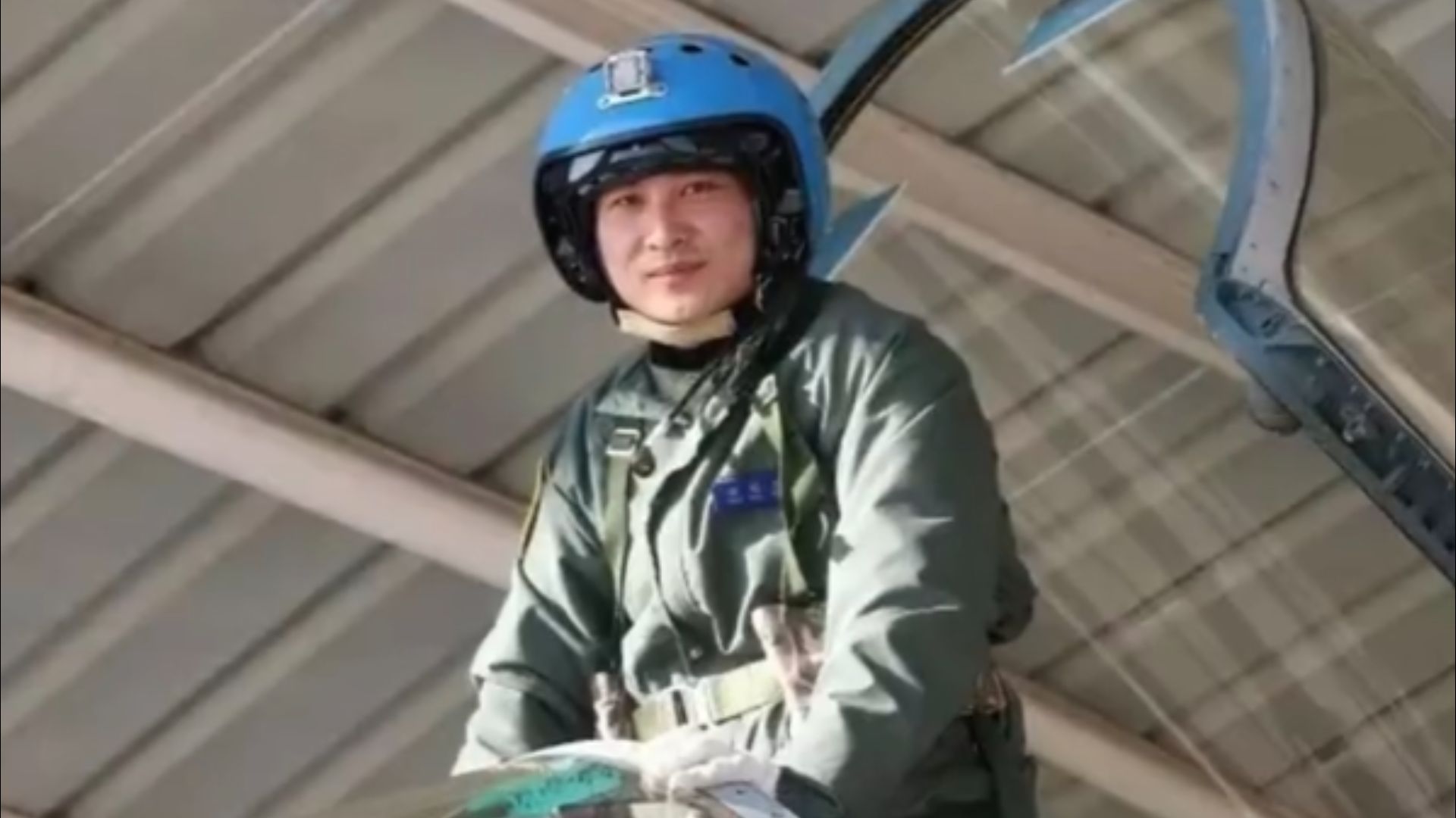 请停留3秒，为张超烈士献一朵花，10年前的今天他为救歼-15战机，放弃4.4秒逃生机会，牺牲时年仅29岁