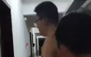 Tải video: 卧槽。手都断了，男生宿舍学生楼发生大战