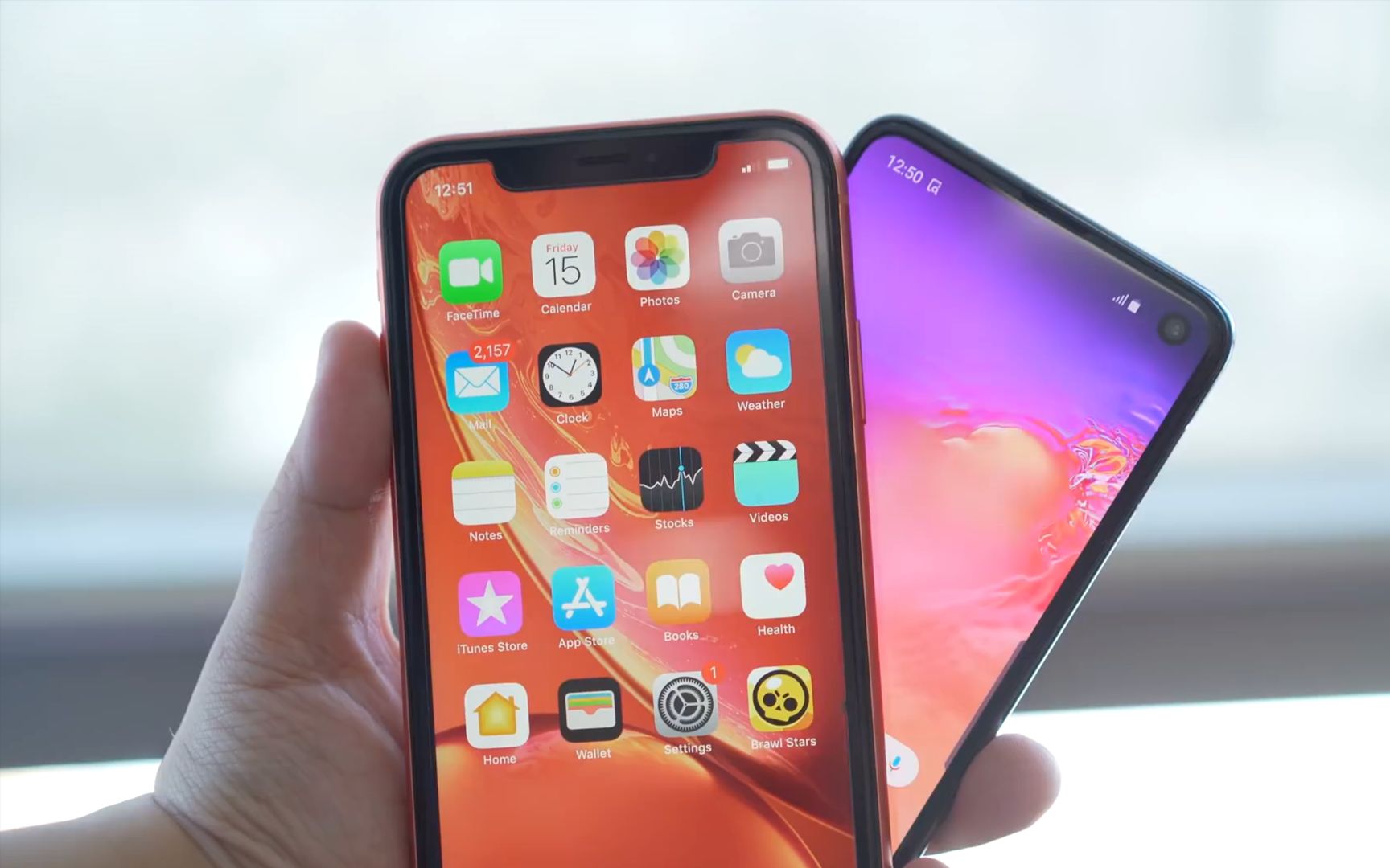 重新定义小屏旗舰?三星s10e对比iphone xr,宁愿选苹果也不选三星!