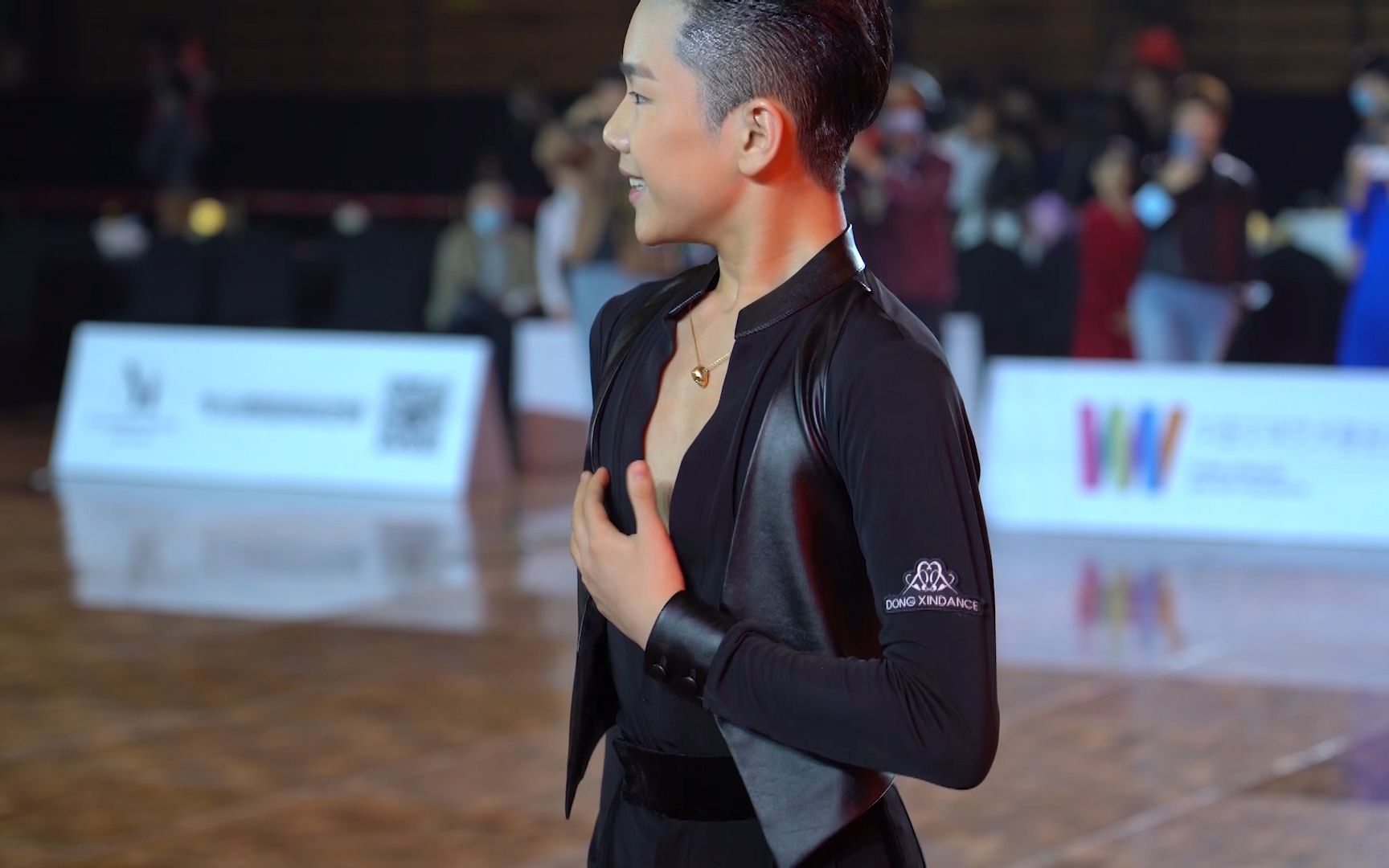 王崇墨这帅气的侧脸,完了完了,进来又得好几个小时