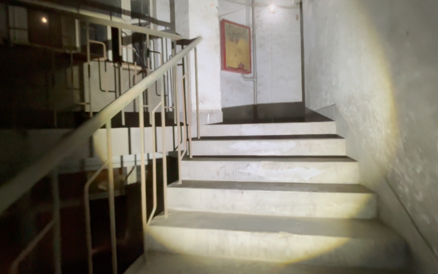 【城市探秘】夜幕下的筒子楼,时光荏苒的印记