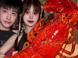 Скачать видео: 跟着老弟混 天天有肉吃，深夜带我偷吃巨无霸龙虾王~