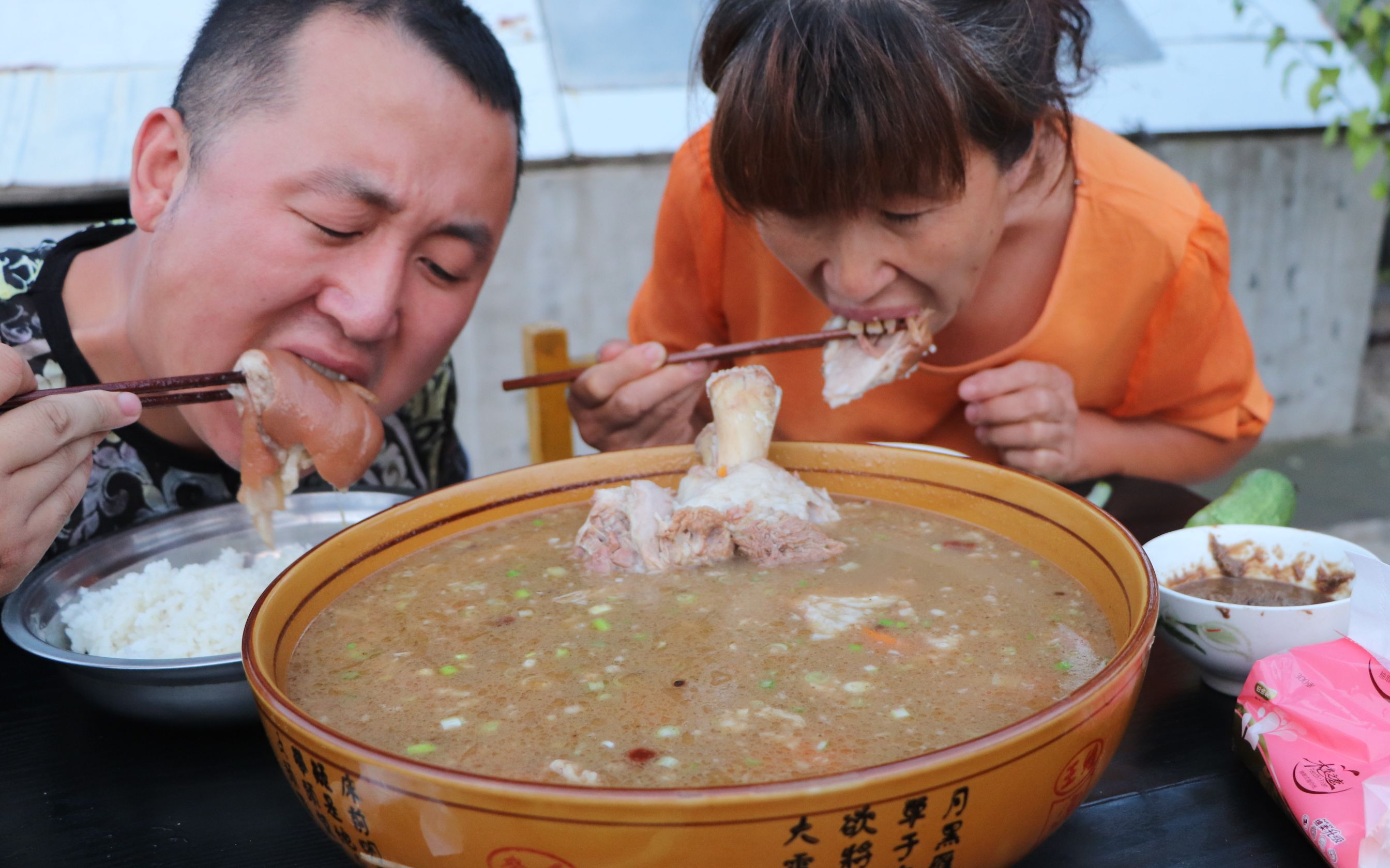 大彭家吃肘子炖土豆一次炖一锅大口吃肉喝汤过瘾