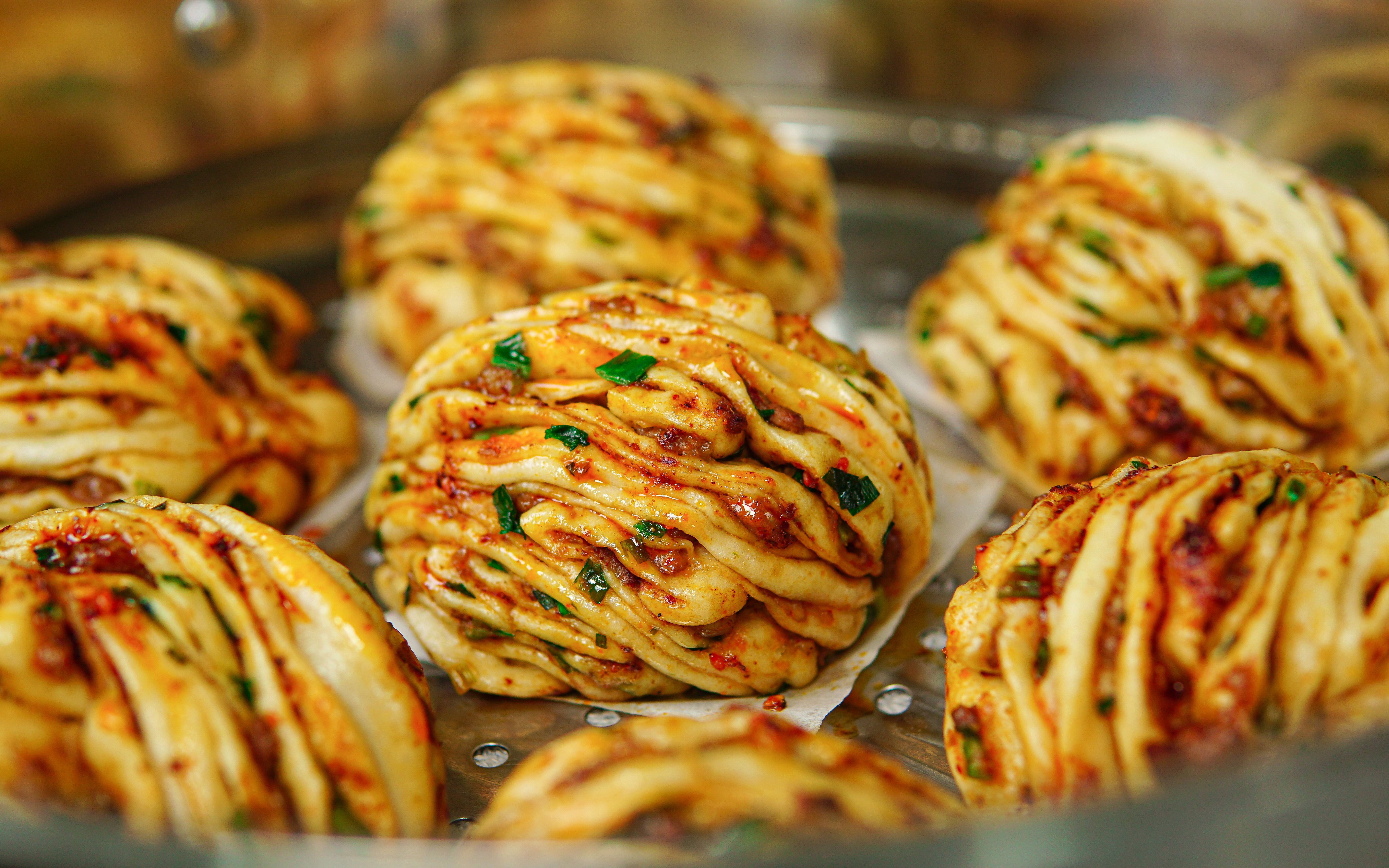 碳水和蛋白质的碰撞,是好吃的香葱肉花卷啊!