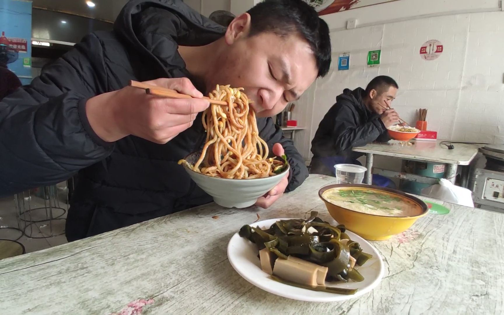 入味哥下馆子,13元吃格拉条有汤又有卤菜,狼吞虎咽吃爽又吃好