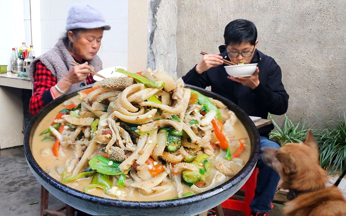 九九买羊肚半炖半焖,汤汁泡米饭入肚似火,肚里装着暖宝宝暖心了