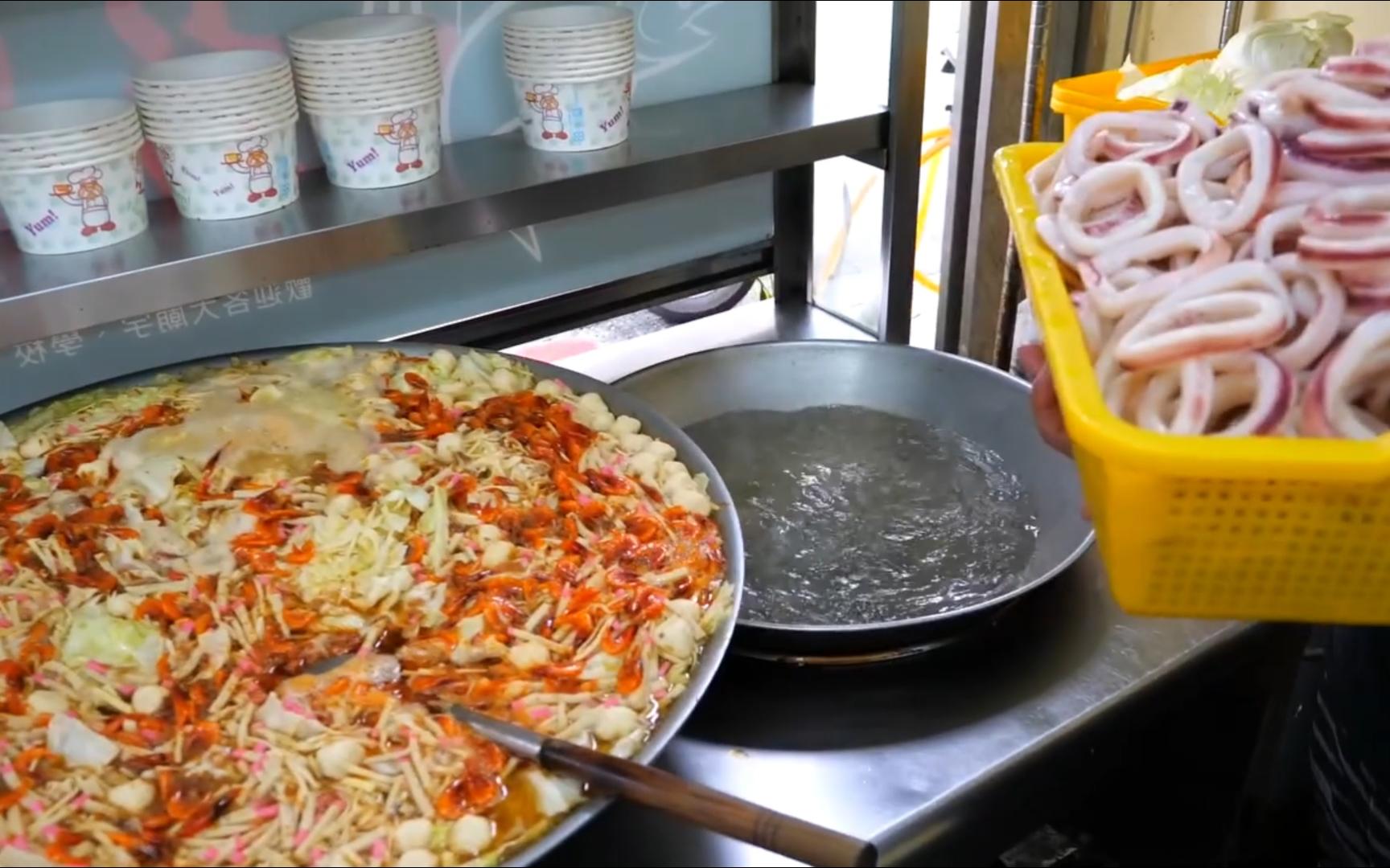 台湾街头小吃海鲜汤饭(蚝,虾,鱿鱼)