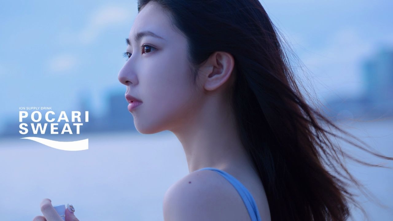 假 装 拍 一 个 宝 矿 力 广 告