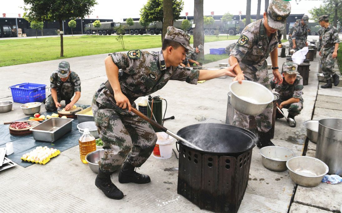 [图]炊事班里掌勺的老班长是几级厨师？说出来你可能都不信