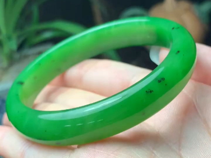 和田玉碧玉乌兰海苹果绿手镯60口径 品相完美 带小黑点无裂浓郁的苹果