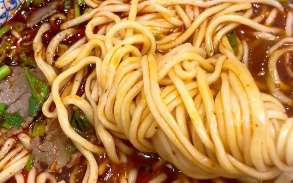 寒冷的冬天来一碗加了十勺辣子的兰州牛肉面!