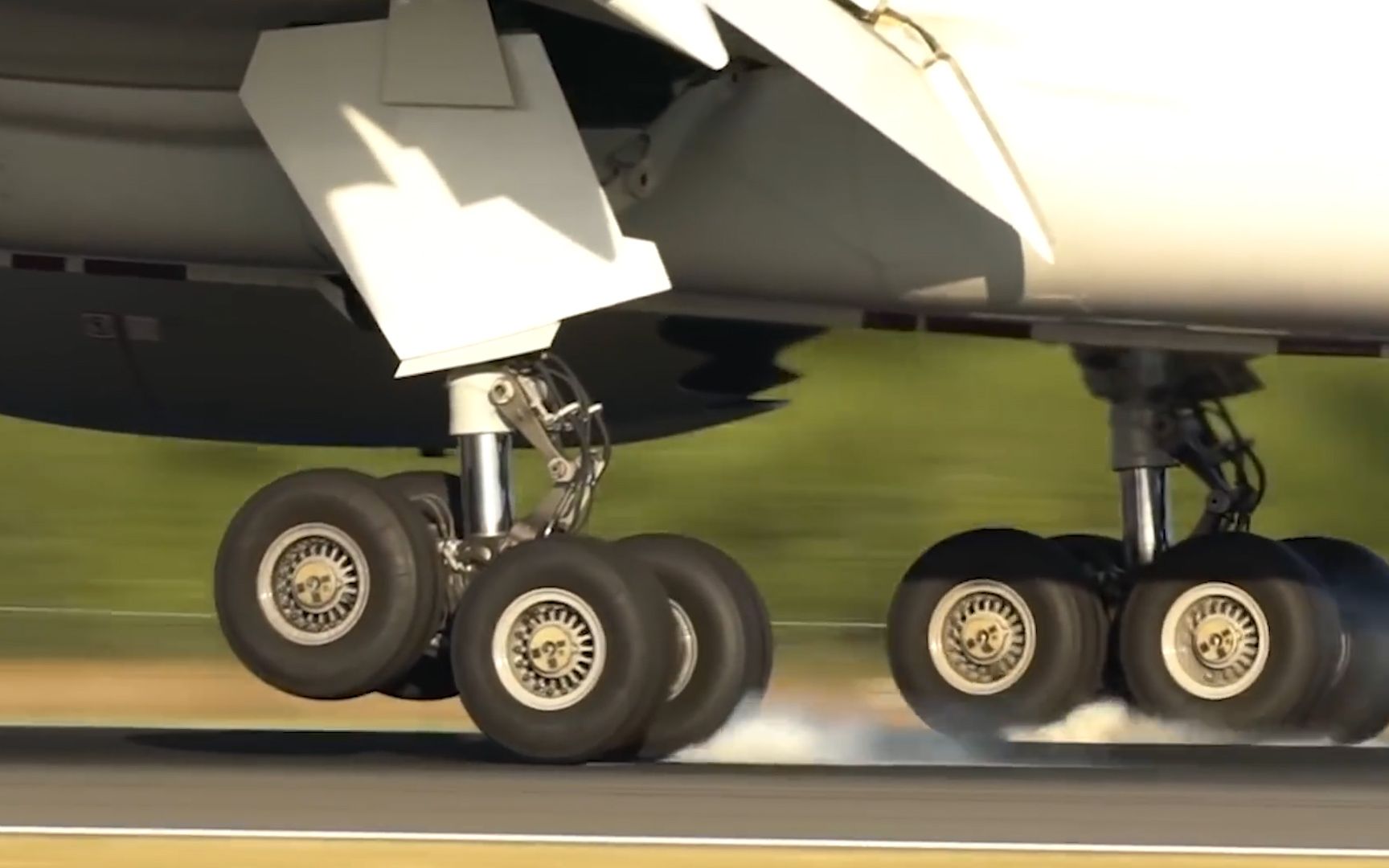 为何飞机轮胎能承受上百吨机身,不怕爆胎吗?又是怎么制作的?