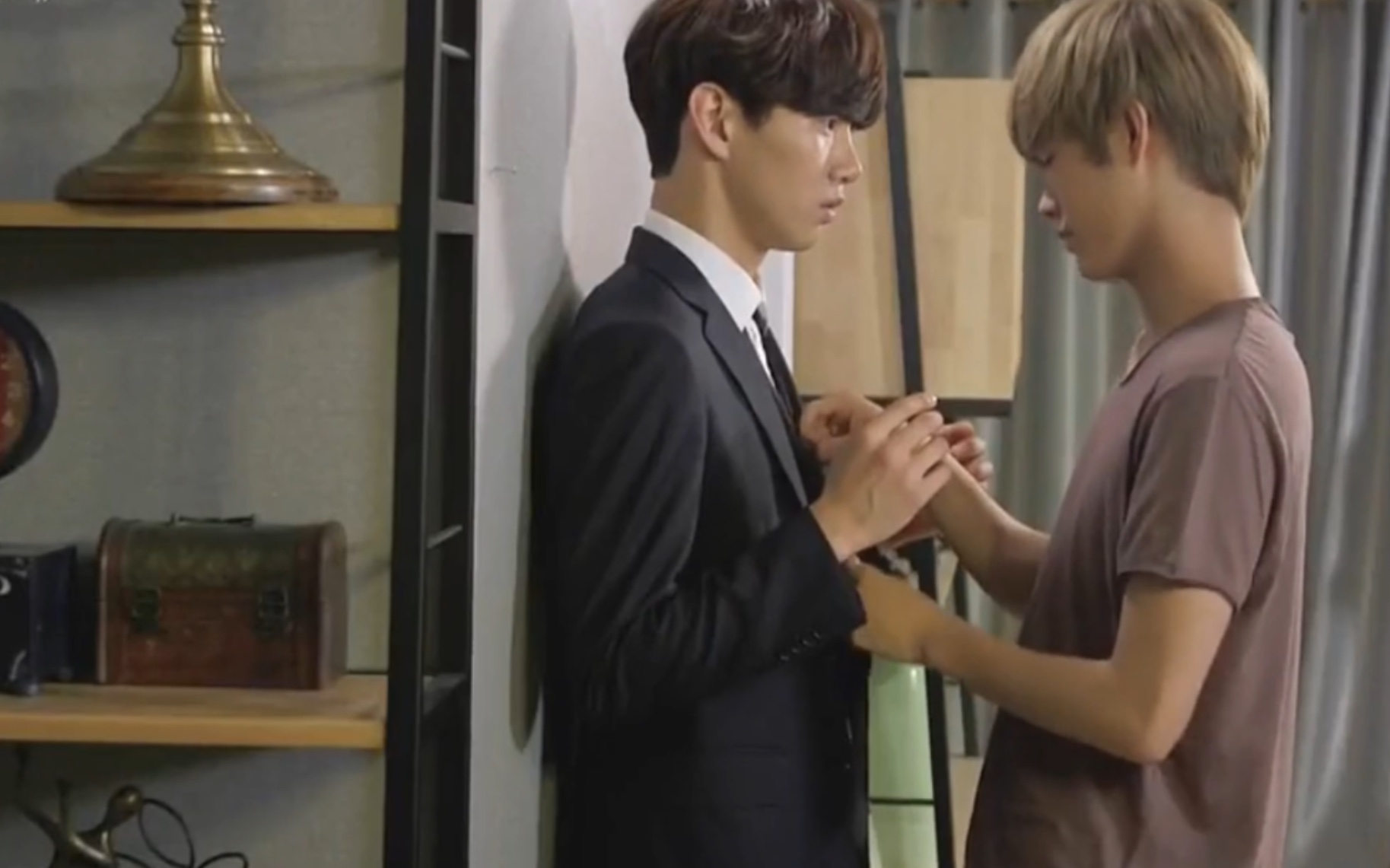 小受帮小攻系领带顺便来个壁咚