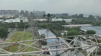 Скачать видео: 输电线路，无人机登塔防坠装置