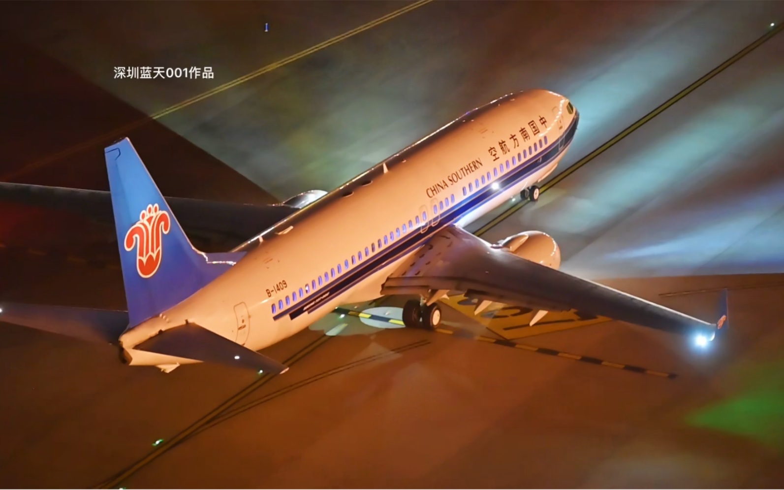 夜空不寂寞之飞机夜航前行,飞机看着晶莹剔透,闪闪发亮.