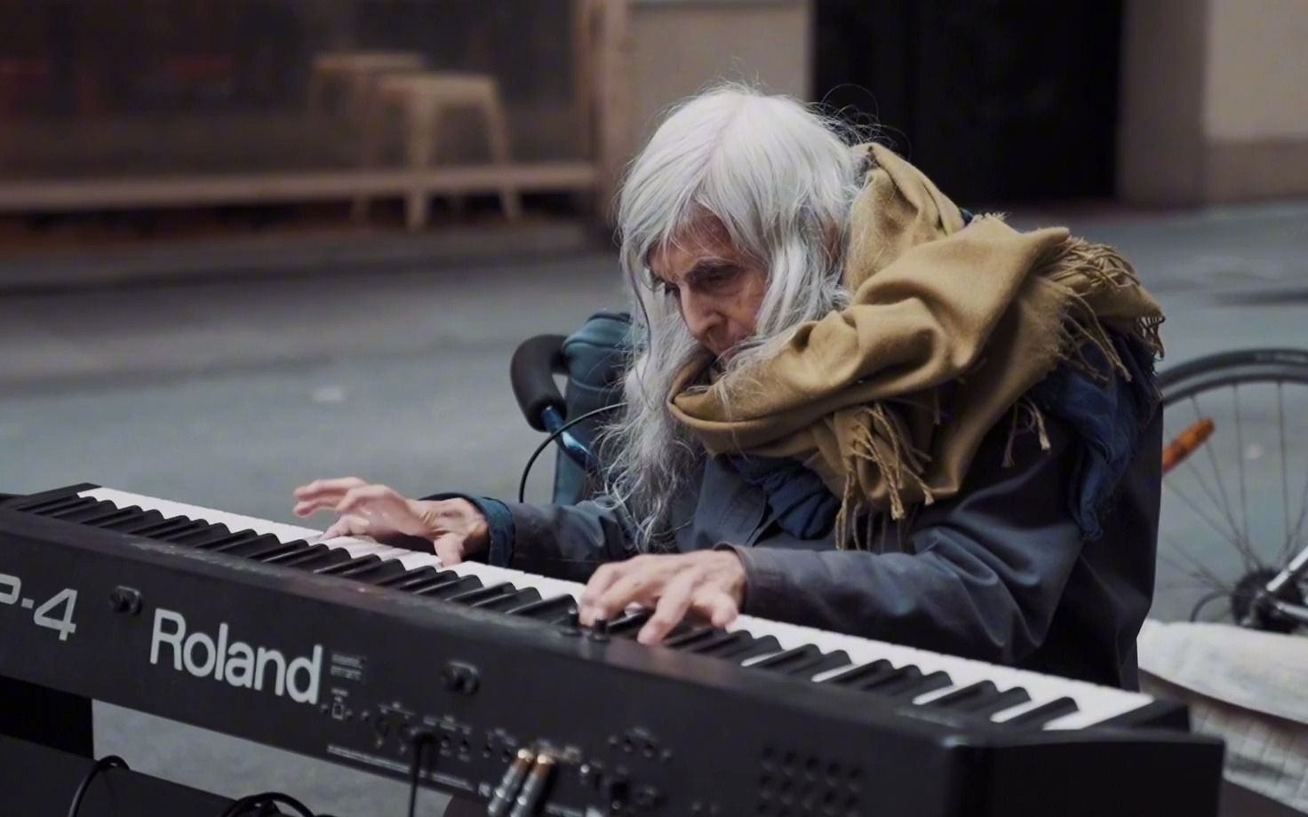 现实生活中的"海上钢琴师"丨街头钢琴师:natalie trayling_哔哩哔哩