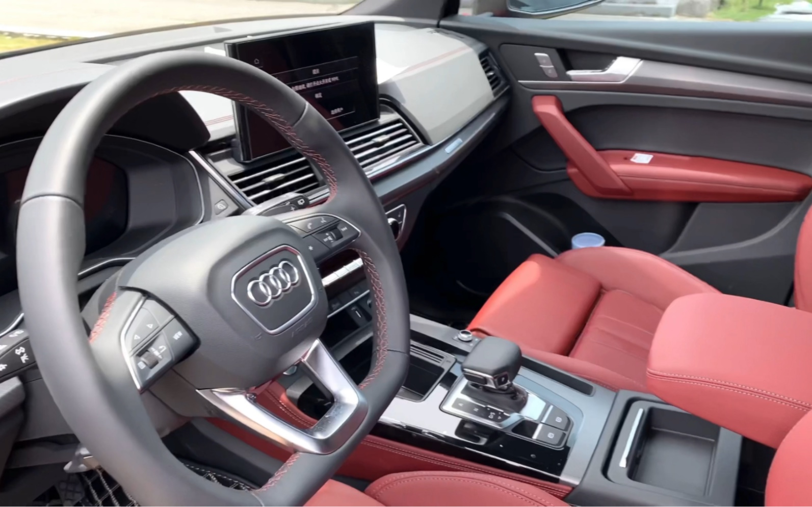 新款奥迪q5l阿拉斯加红色内饰,泰裤辣!