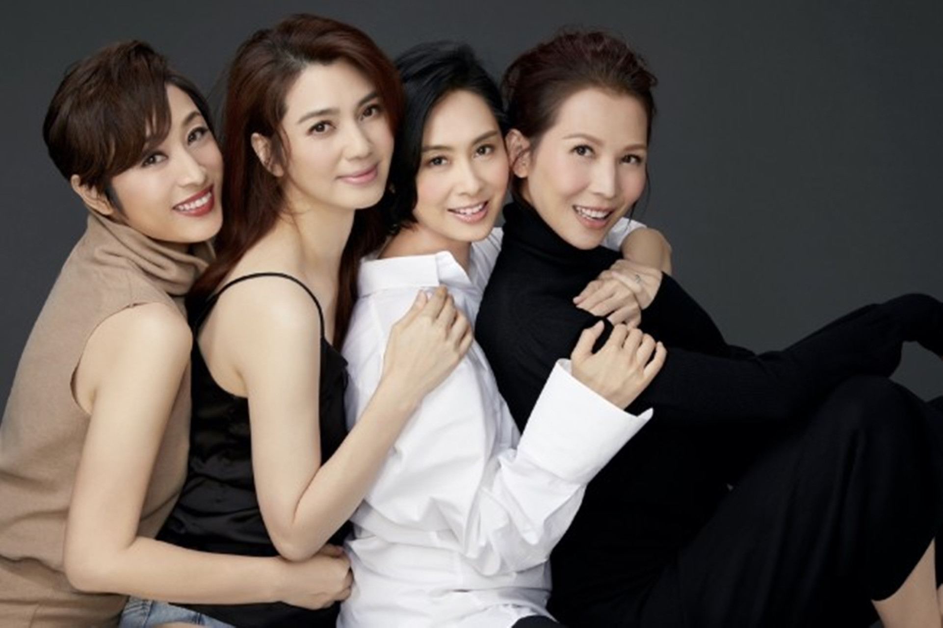 蔡少芬朱茵陈法蓉洪欣合体捞金,四姐妹同框比美,衣品却略显老气