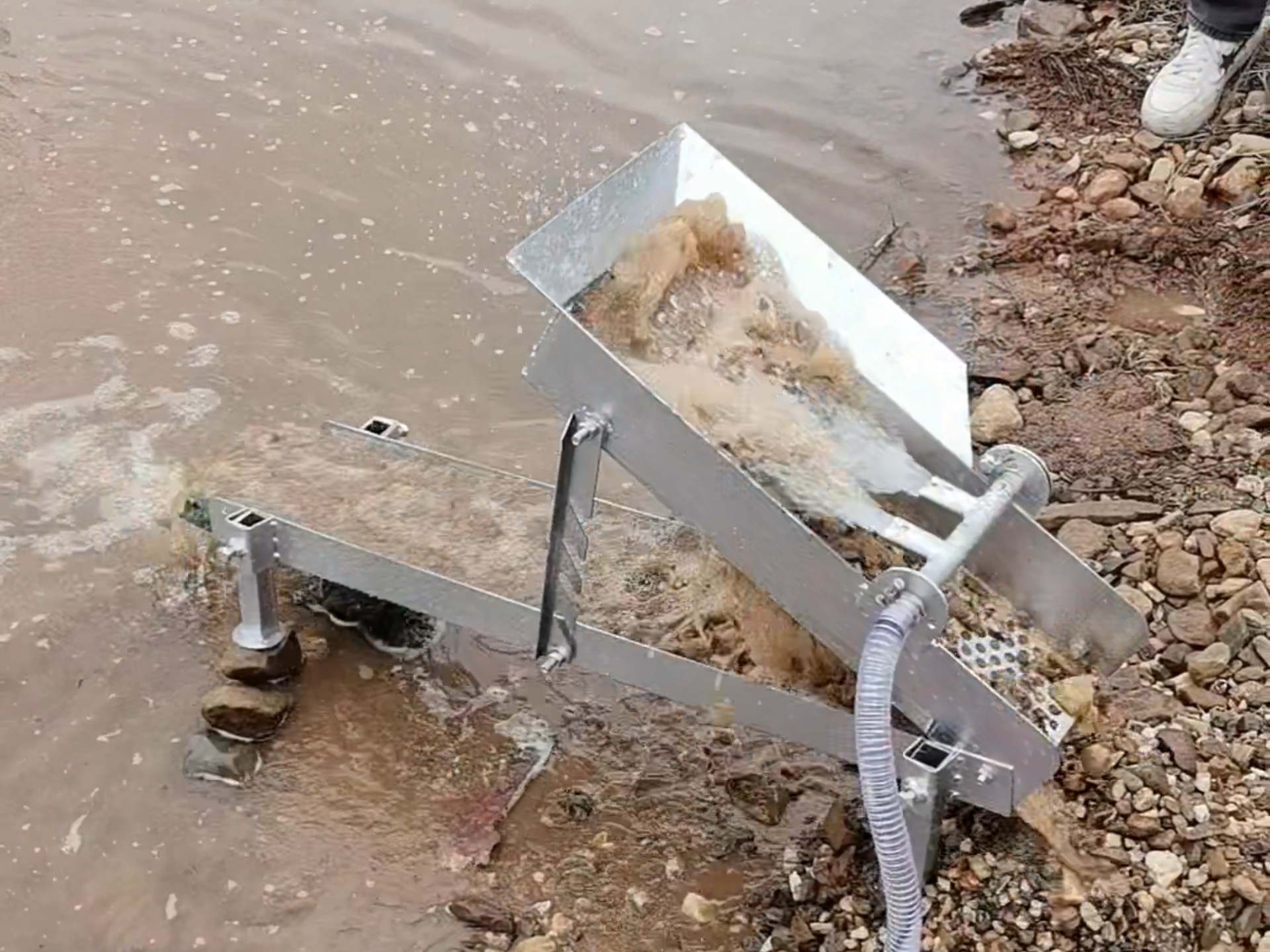 野外个人小型溜槽淘金,野外淘金一天能收获多少金沙,野外淘金工具溜槽