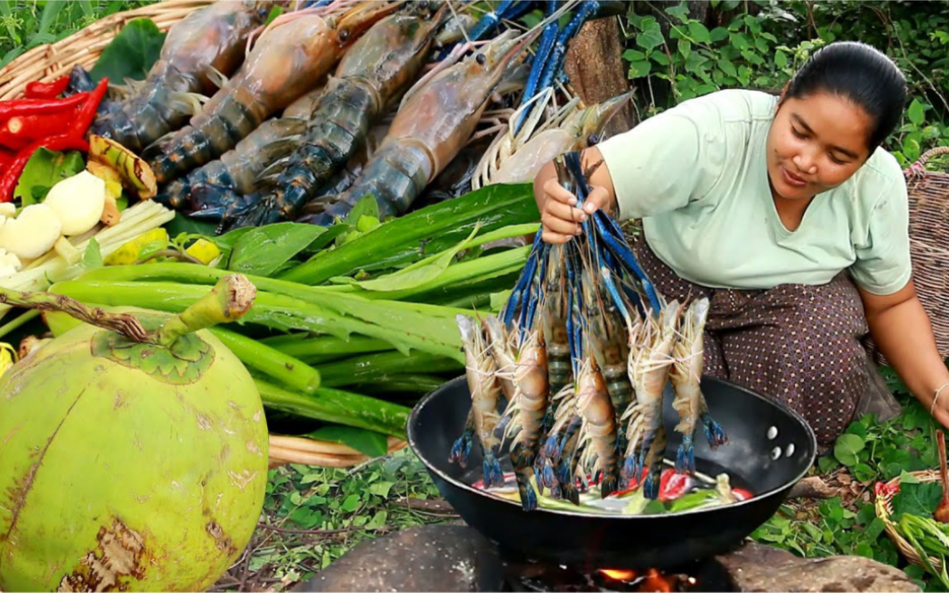 荒野美食:胖大姐在野外用椰子汁煮大龙虾,肉质鲜美,味道棒极了