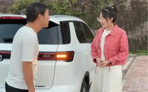 Descargar video: 小姐姐车胎爆后，热心大哥问备胎在哪里，她的回答让我吃惊……