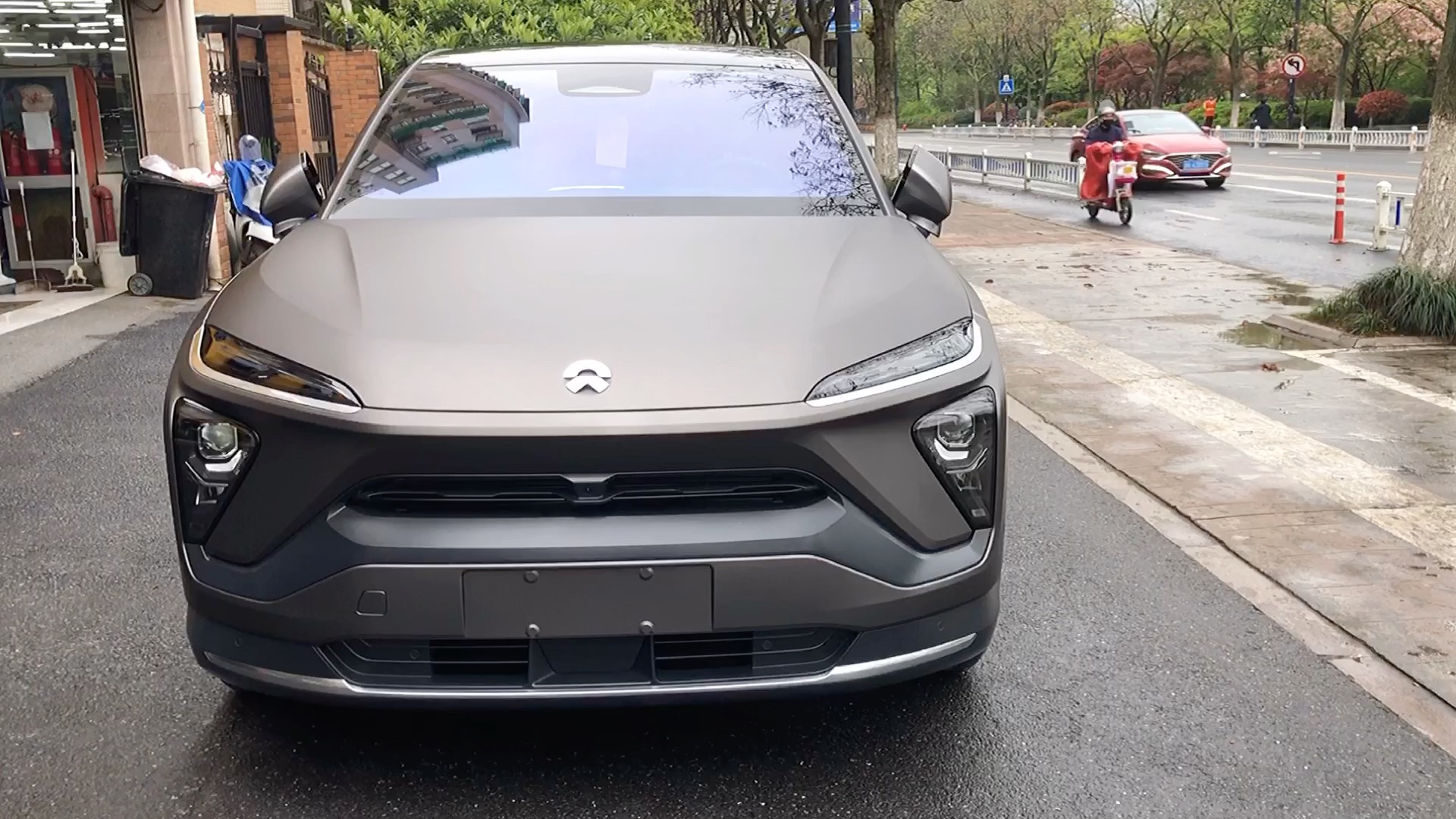 蔚来ec6车身改色贴膜灰色系车漆质感确实不错