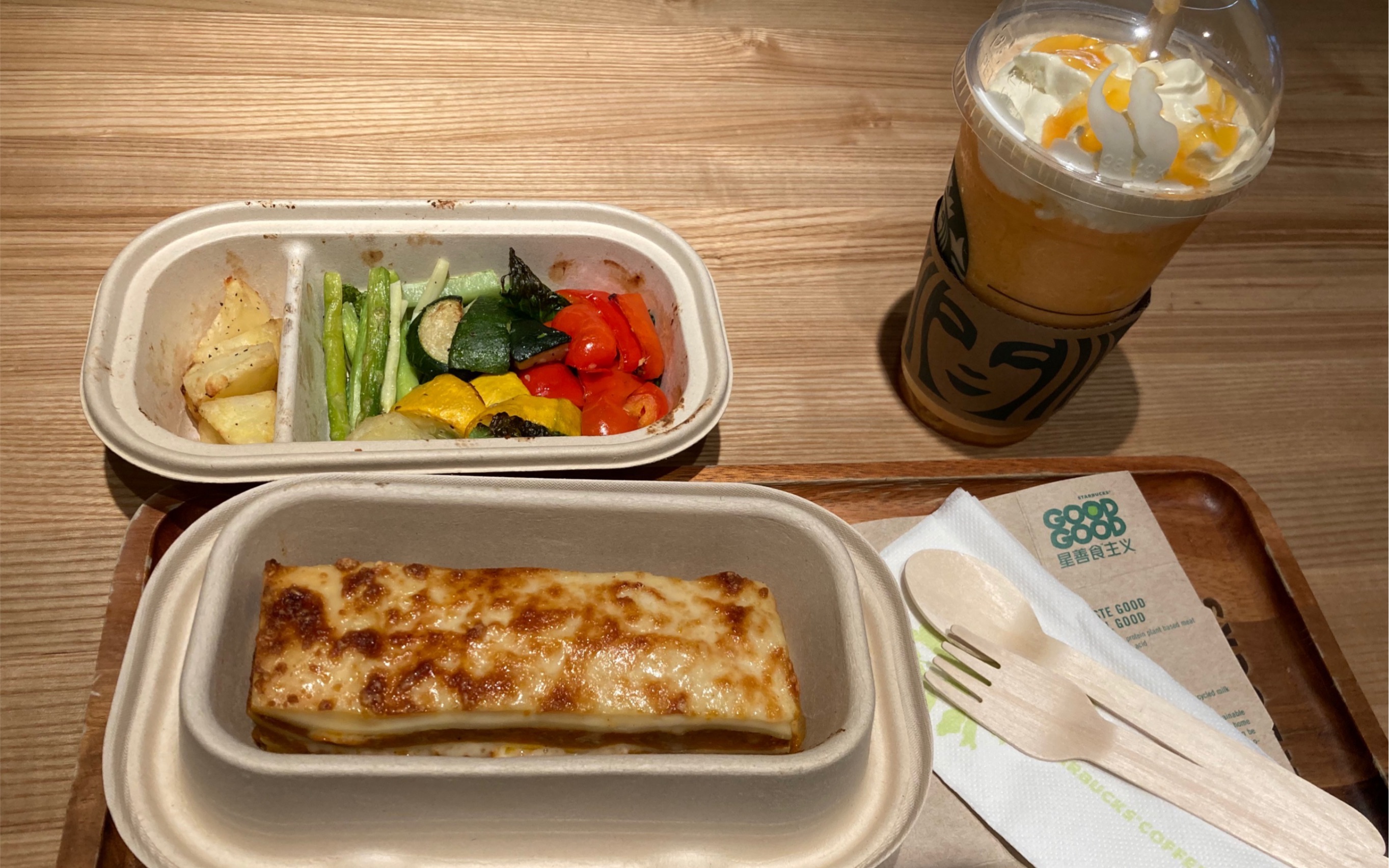 是不是有人好奇这个星巴克的千层面便当到底是怎样打开的呢